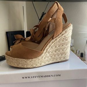 Cute wedges used once for a concert. Wraps around your leg’s
